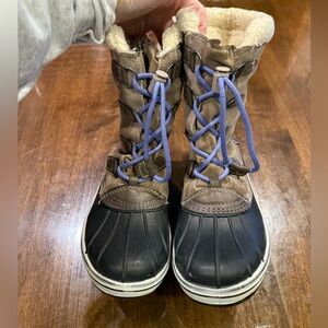 Cat & Jack Thermolite Snow Boots - girls size 4

Tan suede and black rubber sole